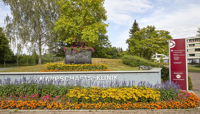 Der Eingangsbereich der Knappschafts-Klinik Bad Driburg. Der Eingangsbereich der Knappschafts-Klinik Bad Driburg.
