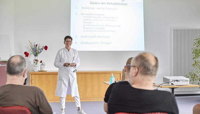 Patienten und Patientinnen bei einem Fachvortrag unserer Chefärztin. Patienten und Patientinnen bei einem Fachvortrag unserer Chefärztin.